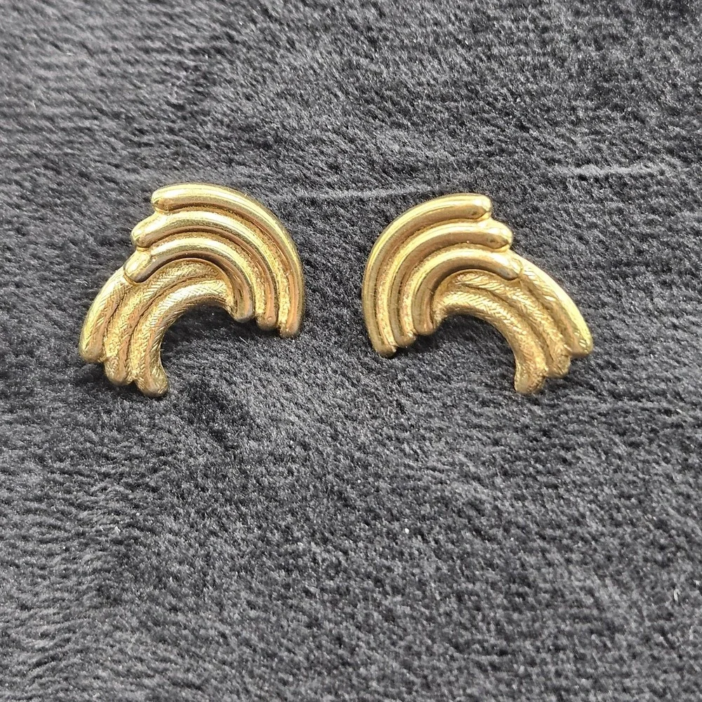 Vintage  Crown Trifari Gold Tone Swirl‎ Clip On Earrings Statement Jewelry